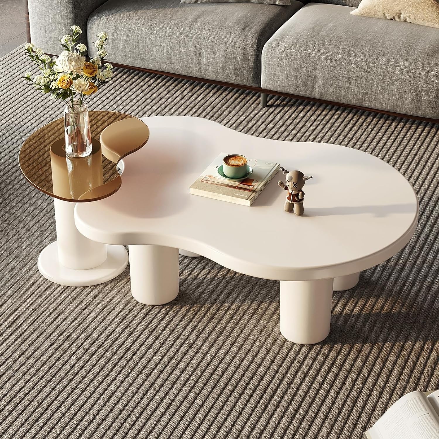 Ensemble de deux tables basses gigognes au design irrégulier avec plateau en verre pour salon ou petits espaces