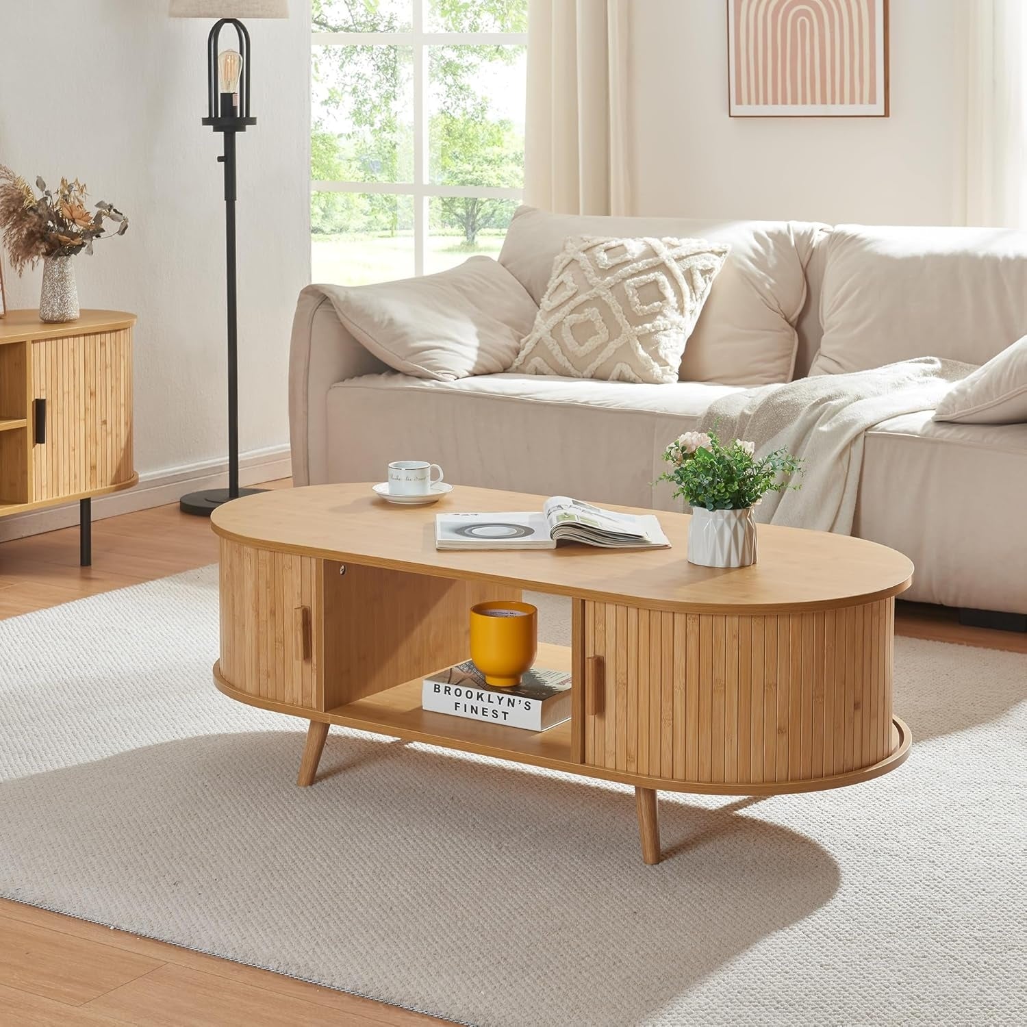 Table basse scandinave avec portes coulissantes et compartiments de rangement, bois naturel 120 x 55 x 40 cm