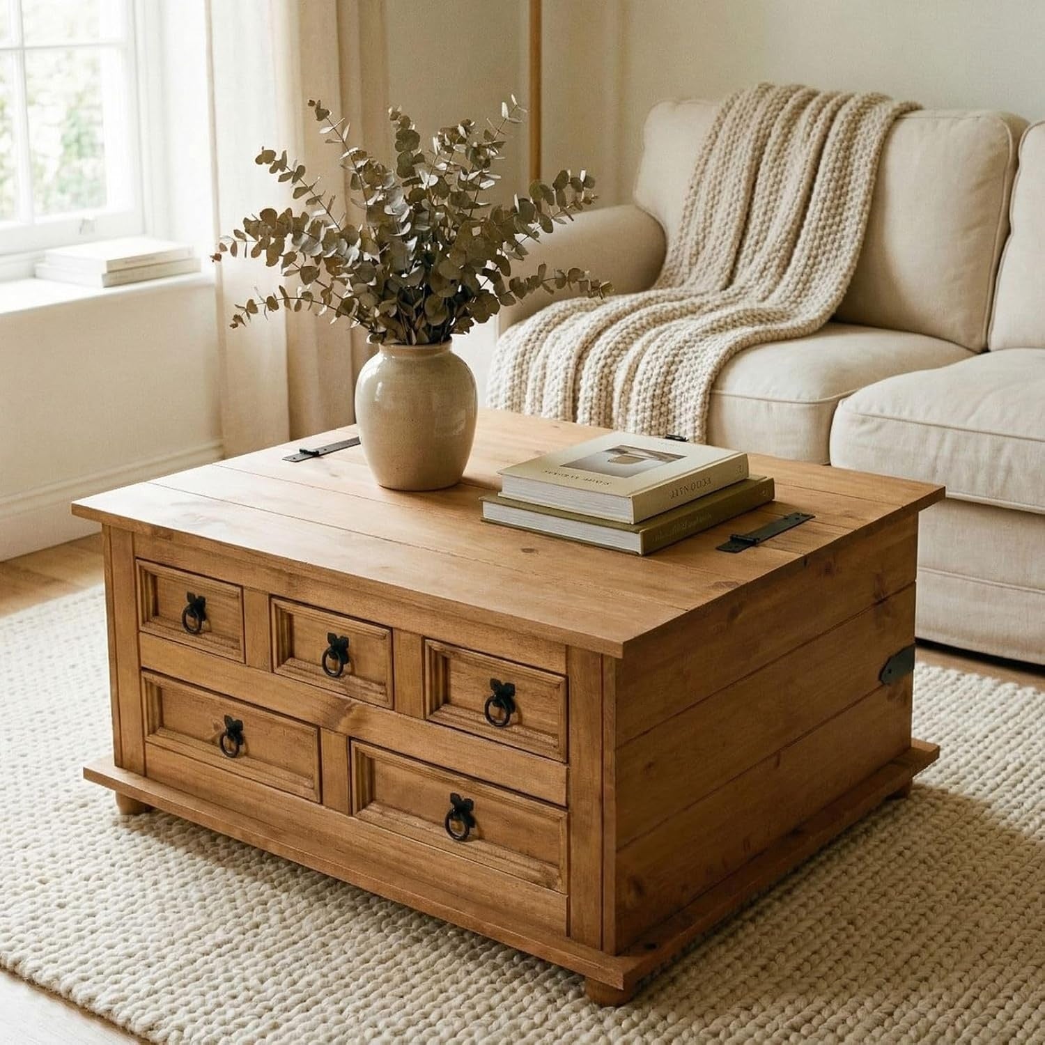 Table basse coffre rectangulaire en pin massif avec cinq tiroirs dans un style mexicain